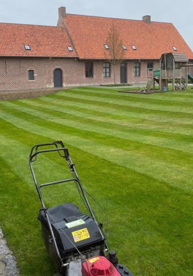 tuinman Menen gras laten maaien